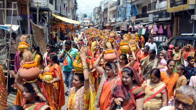 विशाल महिला कलश यात्रा